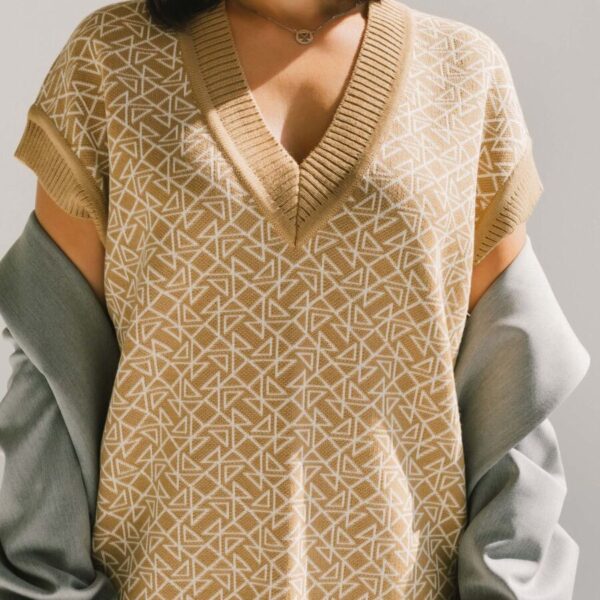 Knitting Vest with White logo in Camel